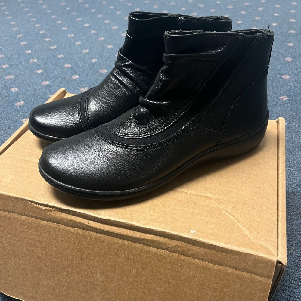 Clarks Women's Size 9.5 Cora Derby Boot Shoe Black Leather Upper Size Zip NWOB